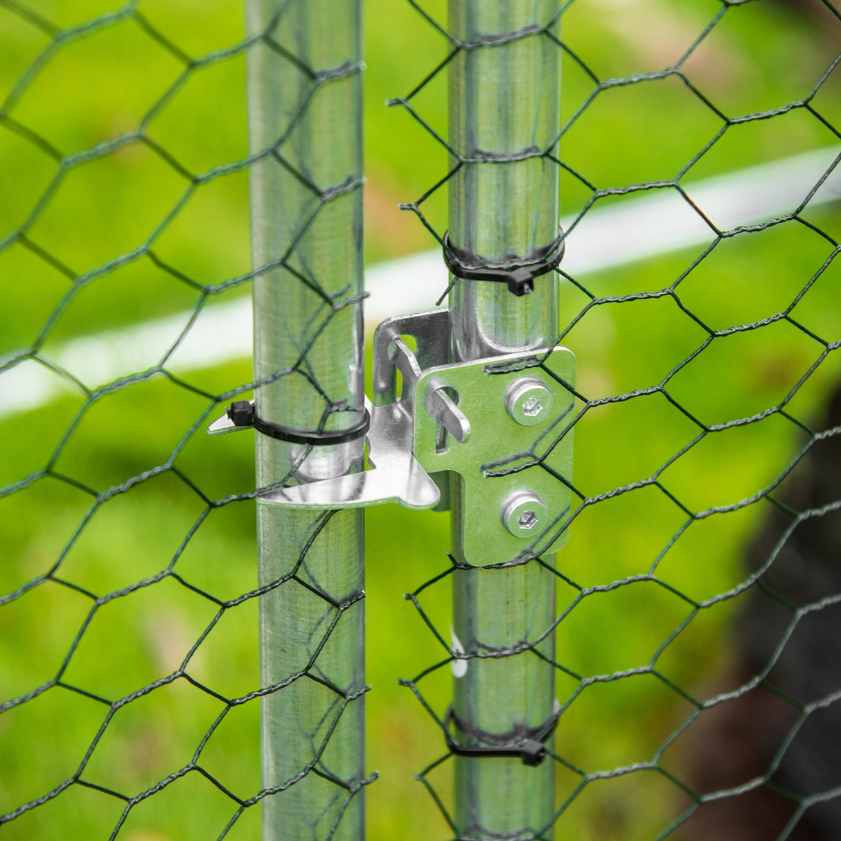 Outdoor Chicken Run for 6-8 Birds, Galvanised Metal Enclosure, PawHut,